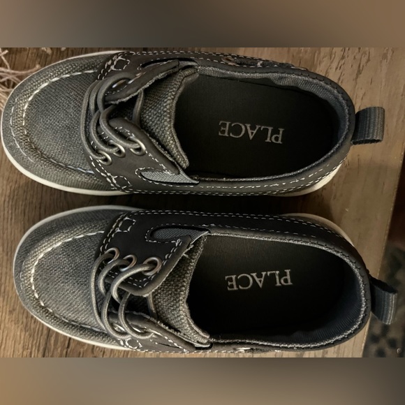 Size 7 toddler no tie shoes - Picture 1 of 4